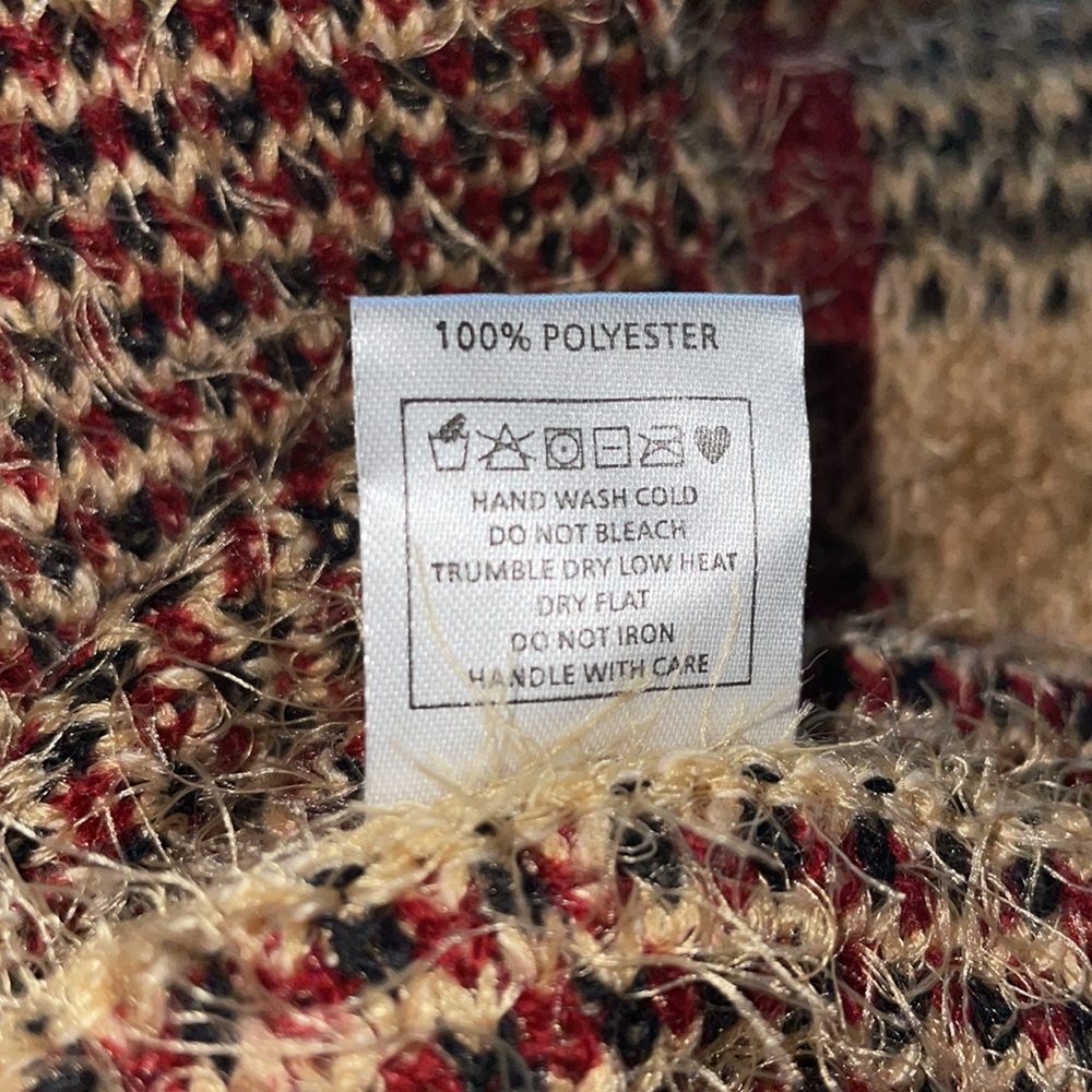 NWT Women’s Shawl.  One size.  100% polyester. - Picture 4 of 4